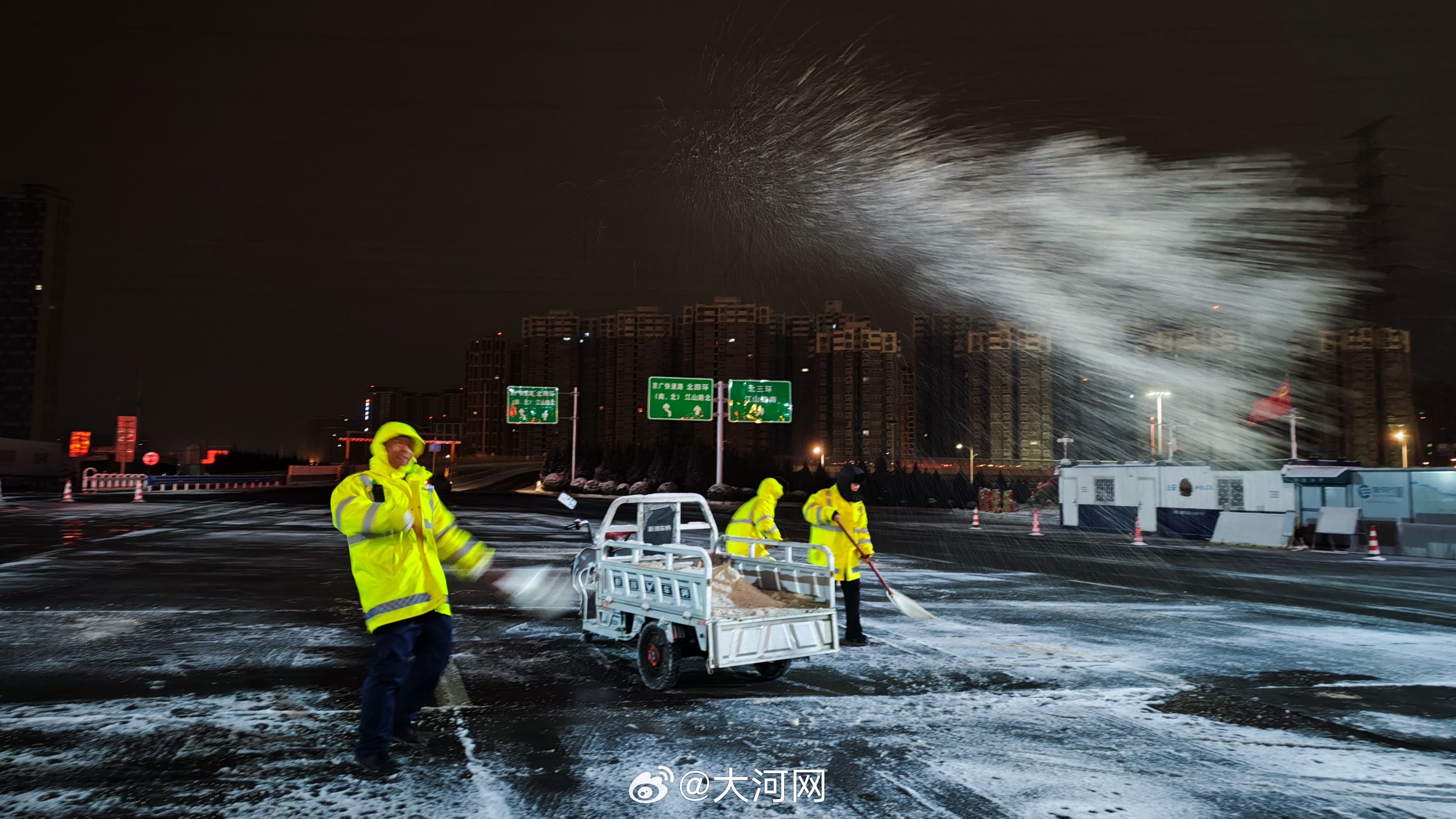 暴雪下的春运回家路，挑战与波折