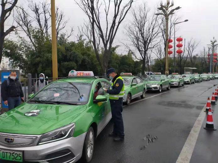 今年铁路客流突破四十亿人次，挑战与机遇并存