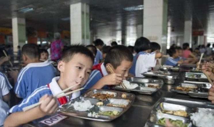 华东师大发生学生餐后不适事件，上吐下泻引发关注与调查