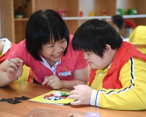 自闭症孩子课间撞墙，同学展现温暖怀抱