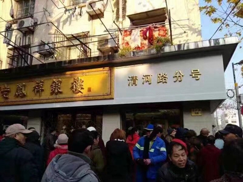 周大福加拿大门店遭劫掠，保安旁观引发社会热议