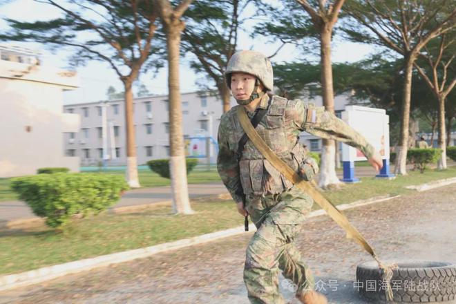 清华女硕士二次入伍获中尉衔，坚韧不拔的军旅生涯之路