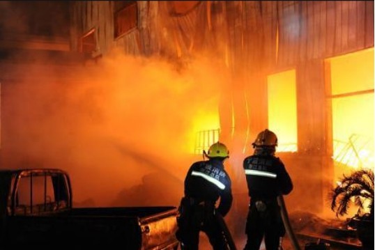 警惕旅游行为中的安全隐患，游客看日出放烟花引发山火事件提醒