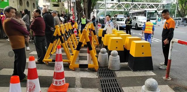 广州地铁口隔离柱密集布局，城市管理与民生需求的博弈