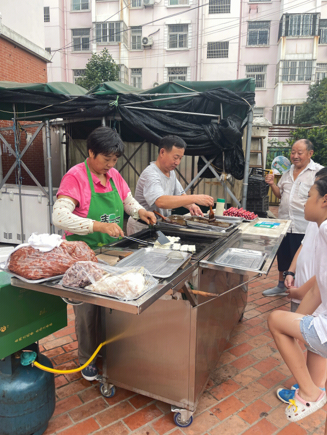 小学生开启肥娟小吃店预售之旅，小小创业家的美食冒险