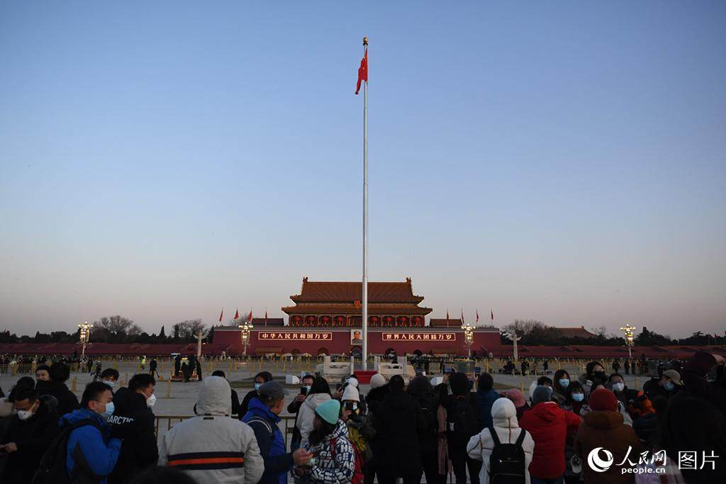 天安门广场新年升旗仪式，庄严神圣，迎接崭新希望