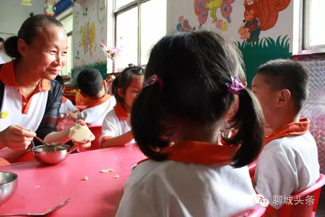 地震瞬间，幼师英勇疏散孩子们，展现勇敢与智慧——21人拯救200名孩子的壮举