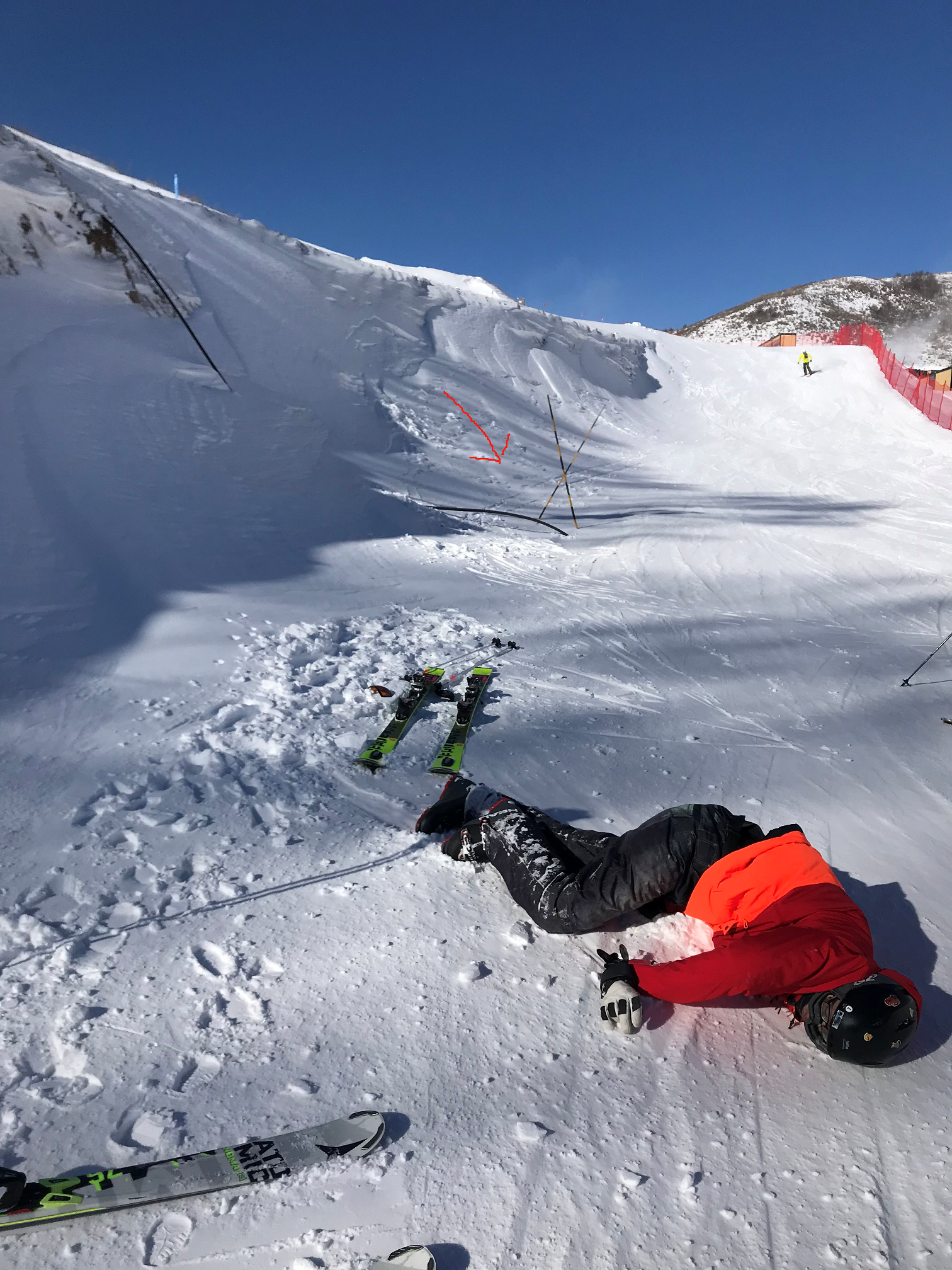 张家口云顶滑雪场发生游客坠落事故，滑雪安全引关注