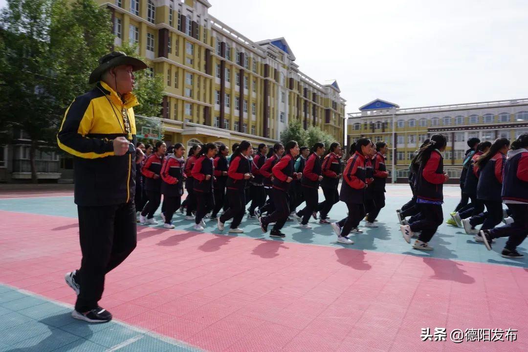 春节归途启，起跑姿势下的返乡之旅