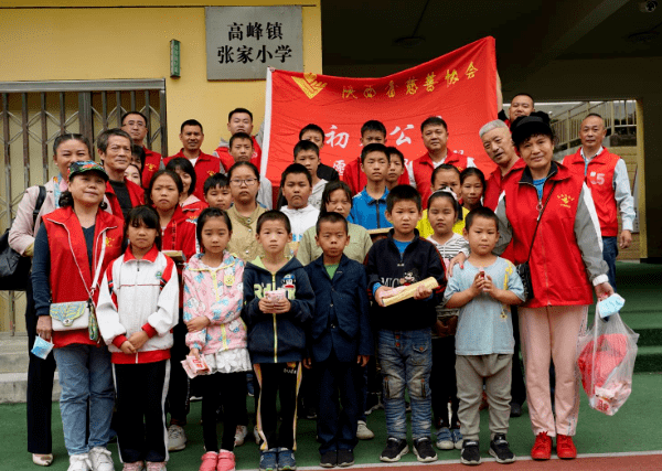 普通老人非凡善举，七旬爷爷三十年资助百余学生圆梦之路