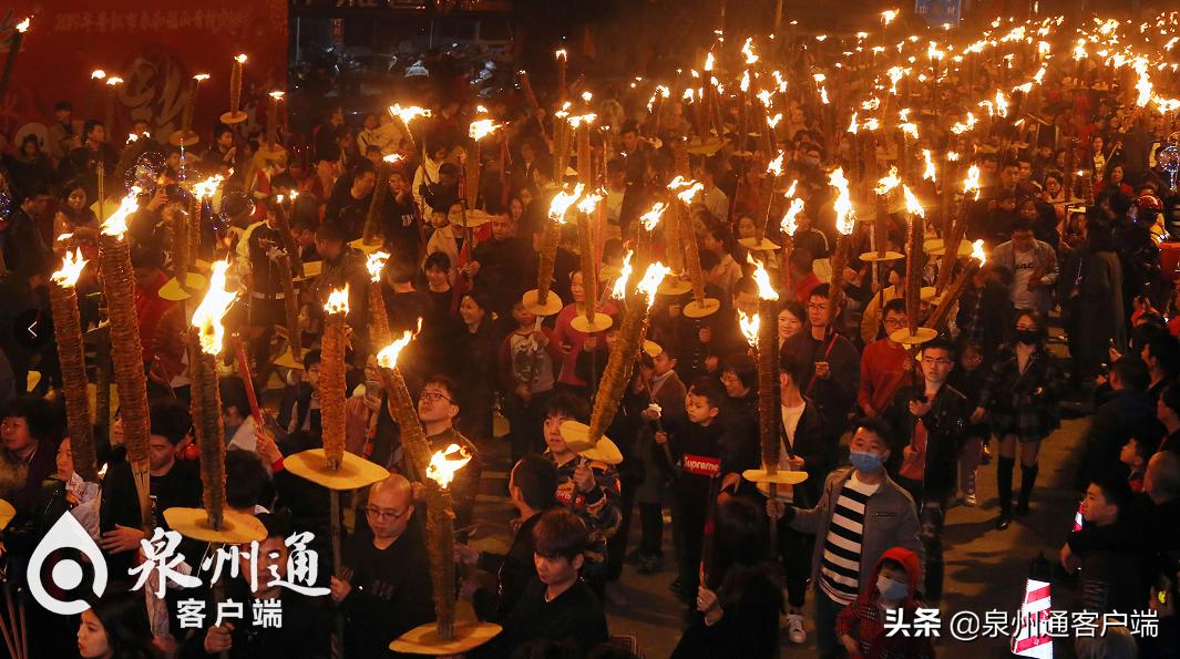 远嫁女孩瞒父母跨越千山万水回家，温情故事感动人心