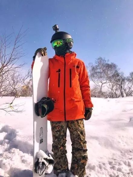 梁朝伟日本滑雪之旅，偶遇62岁巨星