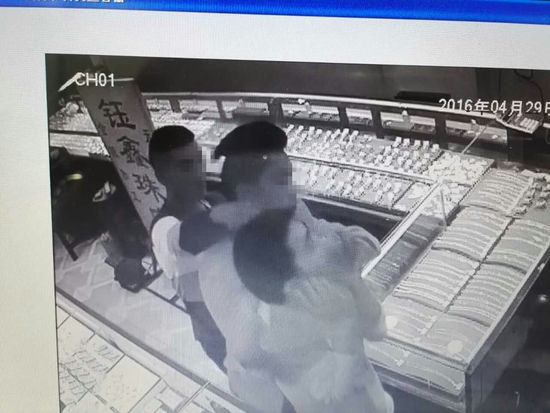 男子入店抢劫自拍抢劫过程发视频